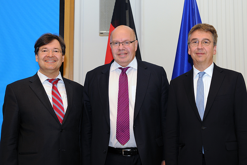 Bundesminister Peter Altmaier (Mitte) mit dem Präsidenten der AiF, Prof. Sebastian Bauer (links) und dem Präsidenten des Bundeskartellamts, Andreas Mundt (rechts)