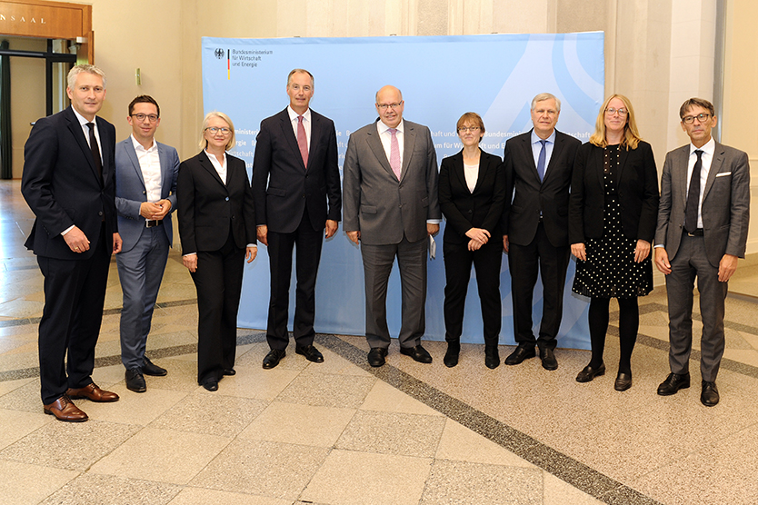 Bundesminister Peter Altmaier (Mitte) mit Mitgliedern der "Kommission Wettbewerbsrecht 4.0"