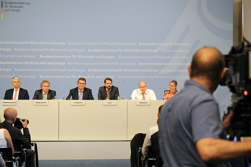 Bundesminister Peter Altmaier bei der Pressekonferenz mit Vertretern der Bundesländer zum Netzgipfel