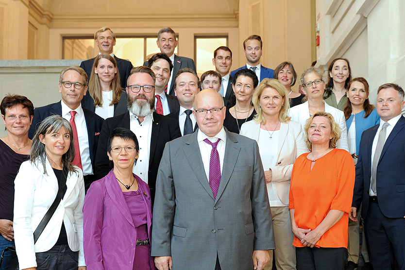 Bundesminister Peter Altmaier (1. Reihe, Mitte), Staatssekretär Dr. Ulrich Nussbaum (2. Reihe, links) mit dem Mittelstandsbeirat