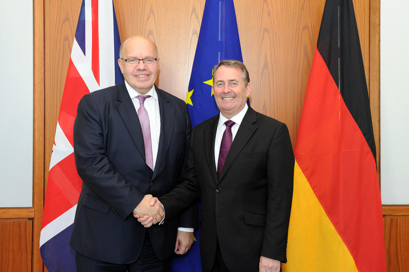 Bundeswirtschaftsminister Peter Altmaier (l.) mit Liam Fox (r.), britischer Minister für internationalen Handel