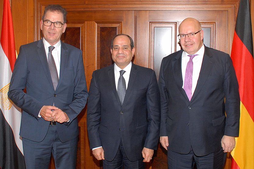 Bundeswirtschaftsminister Peter Altmaier, der ägyptische Staatspräsident Abd al-Fattah Al-Sisi und Bundesentwicklungsminister Gerd Müller (v.r.n.l.)