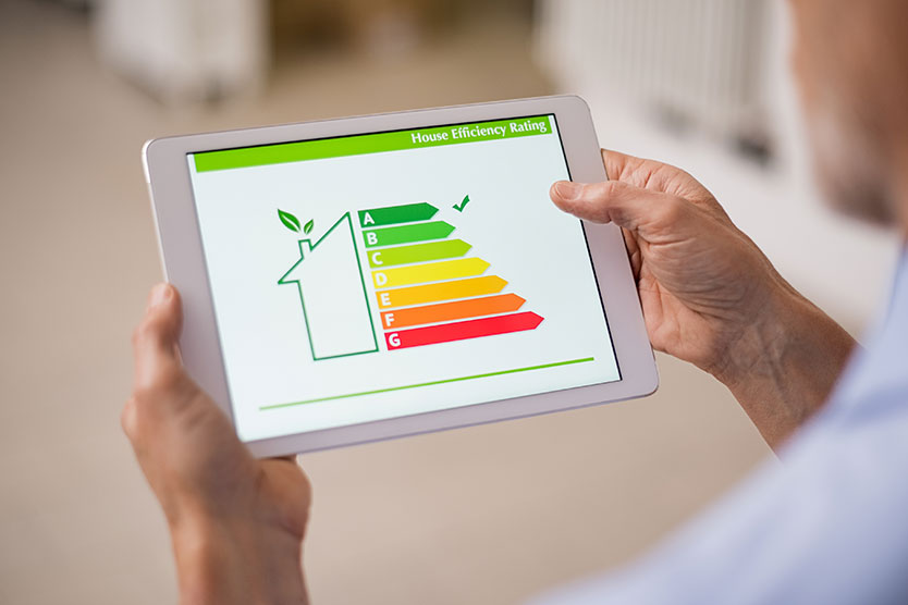 Energieeffizienz-Label auf Tablet zum Thema intelligente Energienetze