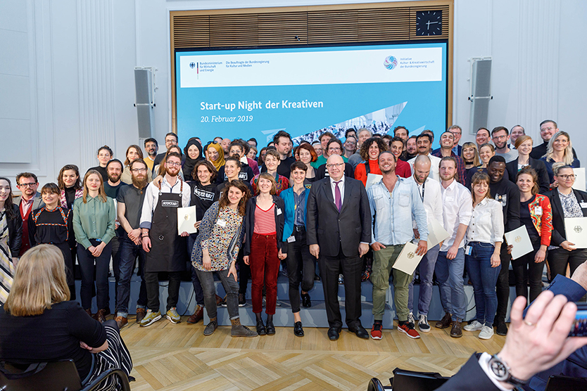 Bundesminister Peter Altmaier mit den Preisträgerinnen und Preisträgern des Wettbewerbs „Kultur- und Kreativpiloten Deutschlands 2018“ 