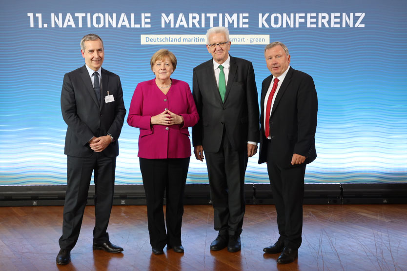 Der Koordinator für Maritime Wirtschaft Norbert Brackmann (r.), sein französischer Amtskollege Denis Robin (l.), Bundeskanzlerin Angela Merkel und der Ministerpräsident des Landes Baden-Württemberg Winfried Kretschmann