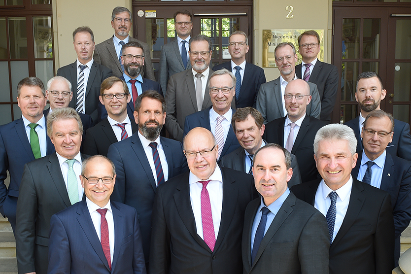 Bundesminister Peter Altmaier mit den Vertretern der Übertragungsnetzbetreiber, der Bundesnetzagentur und den Energieministern der Länder