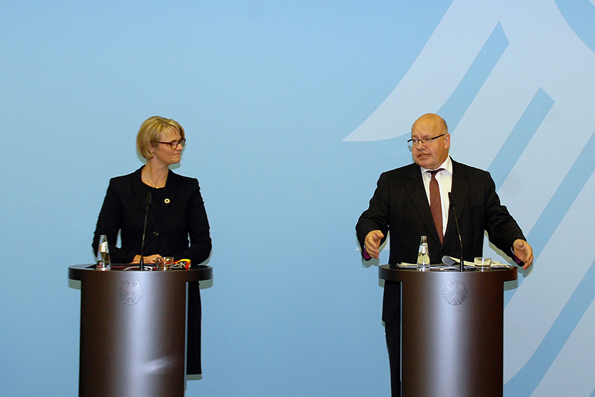 Die Bundesforschungsministerin Anja Karliczek (links) und der Bundeswirtschaftsminister Peter Altmaier (rechts) halten ein Pressestatement