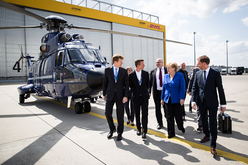 Bundeskanzlerin Merkel, die Bundesminister Altmaier und Scheuer sowie Sachsens Ministerpräsident Kretschmer treffen auf dem Flughafen Leipzig/Halle ein. 