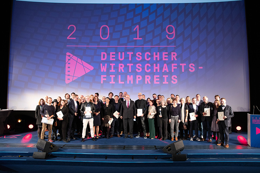 Bundeswirtschaftsminister Peter Altmaier (mitte) mit den Preisträgerinnen und -trägern des Deutschen Wirtschaftsfilmpreises 2019.