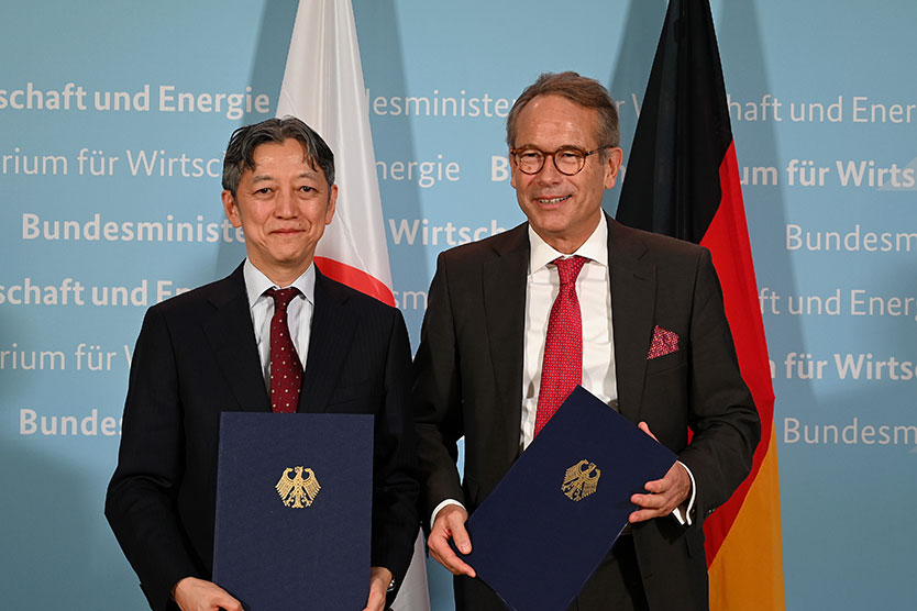 Dr. Ulrich Nussbaum, Staatssekretär im Bundesministerium für Wirtschaft und Energie (rechts) und der japanische Vize-Minister für Wirtschaft, Shigehiro Tanaka (links)