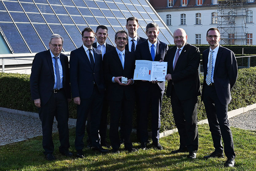 Im Bundeswirtschaftsministerium in Berlin wurde das dritte Zertifikat für ein Smart-Meter-Gateway überreicht.