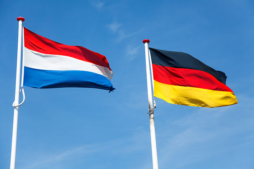 Flaggen der Niederlande und Deutschland