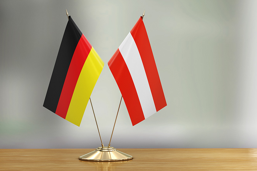 Deutsche und österreichische Flagge