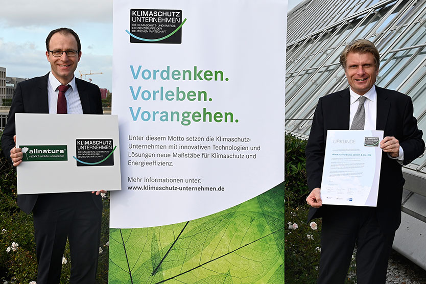 Parlamentarischer Staatssekretär Thomas Bareiß (r.) und Geschäftsführer des Klimaschutz-Unternehmen e. V, Wolfgang Saam  (l.)