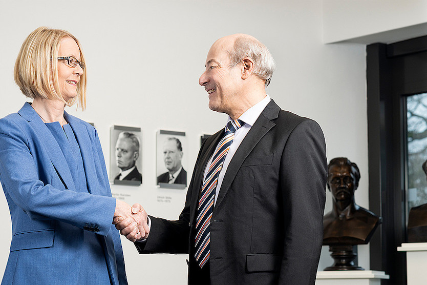 Prof. Dr. Cornelia Denz und Prof. Dr. Joachim Ullrich beim Wechsel der Präsidentschaft der PTB