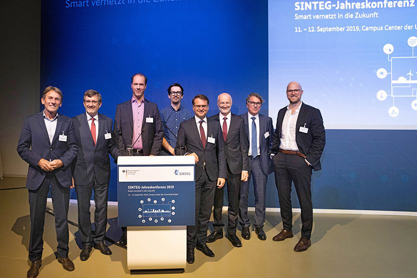 Die Projektleiter der SINTEG-Schaufenster begrüßten bei der diesjährigen Konferenz Staatssekretär Andreas Feicht in Kassel.