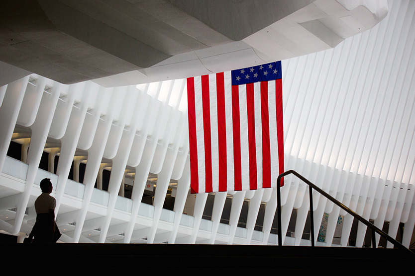 Amerikanische Flagge hängt von einem Gebäude