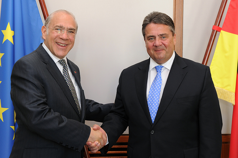 OECD-Generalsekretär Angel Gurría (links) und Bundeswirtschaftsminister Sigmar Gabriel (rechts); Quelle: BMWi/Susanne Eriksson