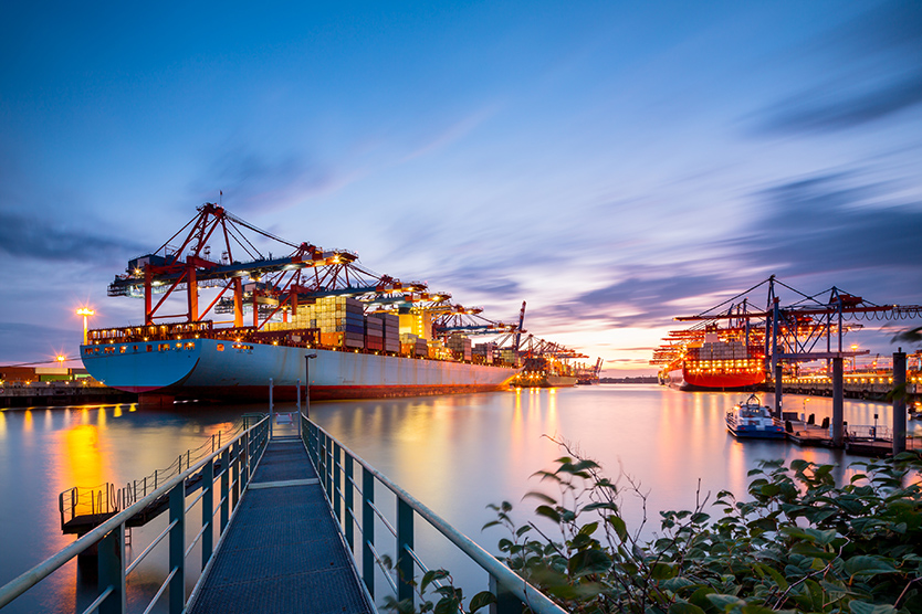 Hafen und Containerschiff zeigen die maritimen Technologien der nächsten Generation; Quelle: istockphoto.com/mf-guddyx