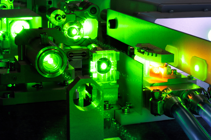 Leistungsstarker Laser symbolisiert Optische Technologien; Quelle: istockphoto.com/yuriz