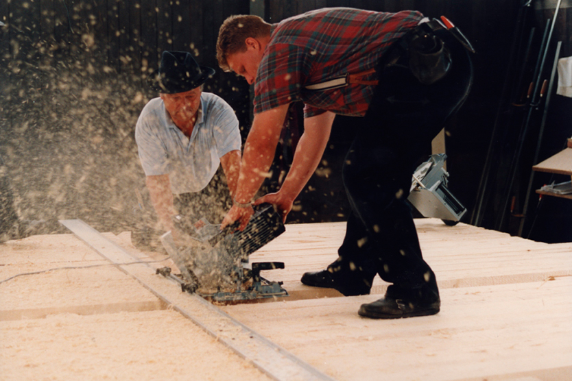 Zwei Mitarbeiter eines holzverarbeitenden Betriebes sägen Holz, zum Branchenfokus Holz- und Möbelindustrie; Quelle: BPA, Berlin - Foto: Arne Schambeck