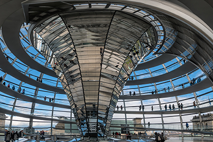 Kuppel auf dem Reichstag in Berlin zum Thema Berichte der Bundesregierung über die Arbeit der Nationalen Kontaktstelle (NKS)