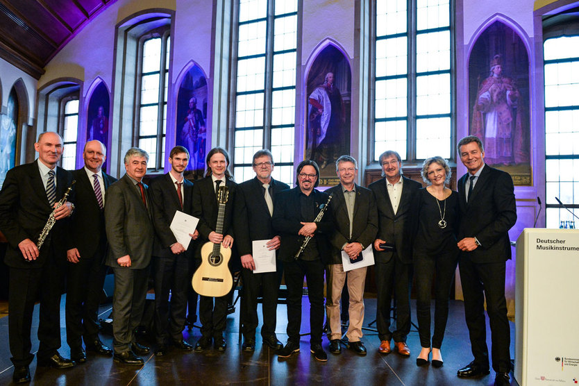 Der Abteilungsleiter für Industriepolitik im BMWi, Dr. Wolfgang Scheremet, (3. v. l.) mit den Preisträgern des Deutschen Musikinstrumentenpreises 2016.