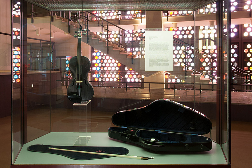 Die mit dem Deutschen Musikinstrumentenpreis ausgezeichnete Carbongeige befindet sich als Dauerleihgabe im Musikinstrumenten-Museum.