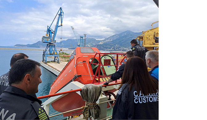 Zollkontrollen im Hafen von Bar, Montenegro, während einer Fortbildung im Twinning
