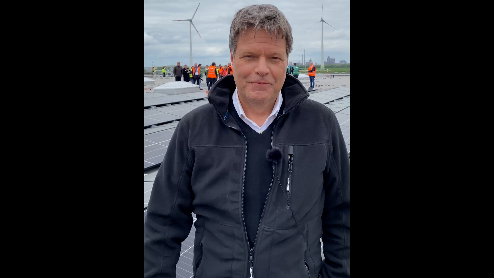 Bundesminister Habeck zu Deutschlands größter zusammenhängender Photovoltaik-Dachanlage