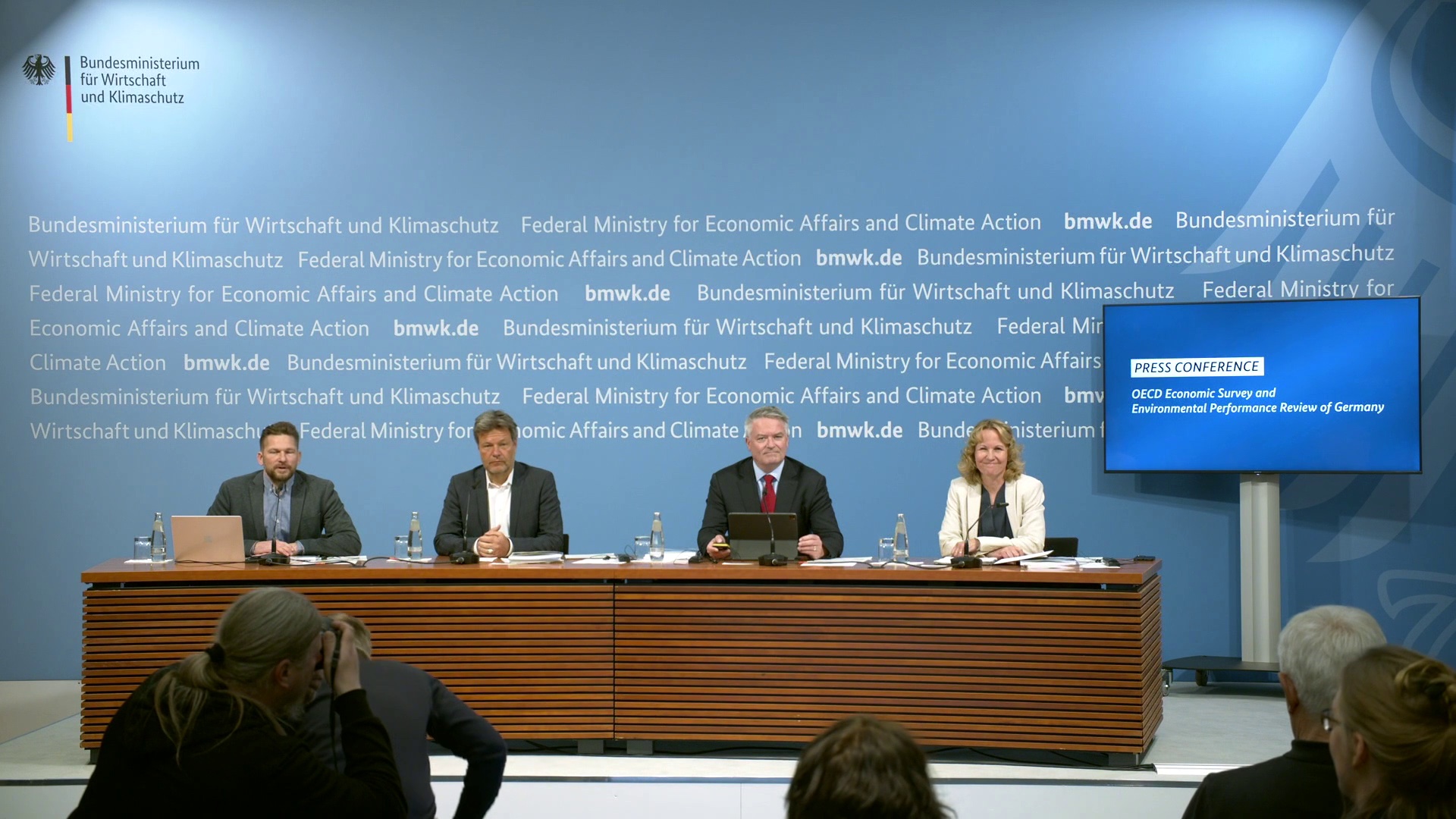 Gemeinsame Pressekonferenz zur Übergabe des OECD-Wirtschaftsberichts und -Umweltprüfberichts