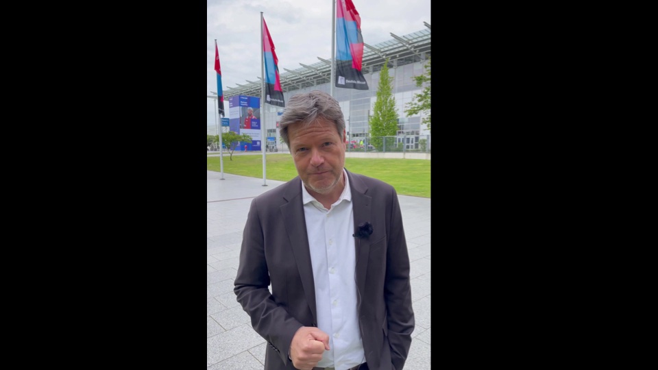 Video-Standbild von „Bundesminister Habeck besucht die Hannovermesse”