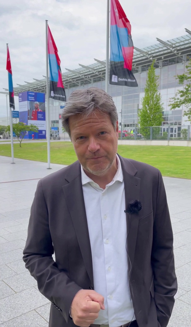 Video-Standbild von „Bundesminister Habeck besucht die Hannovermesse”