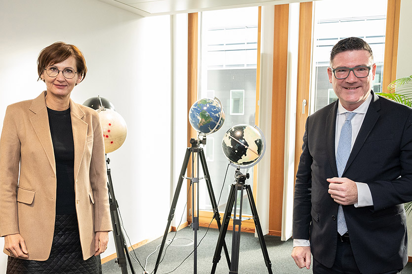 Bundesministerin Bettina Stark-Watzinger mit dem Innovationsbeauftragten "Grüner Wasserstoff", Stefan Kaufmann.