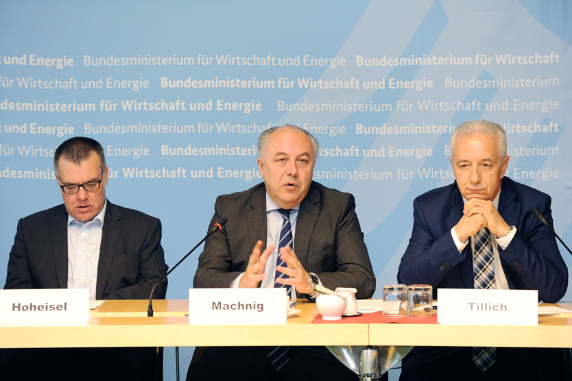 Dr. Dirk Hoheiser from Robert Bosch GmbH, Secretary of State Matthias Machnig and the Saxonian  Prime Minister Stanislaw Tillich (f. l. t. r.)