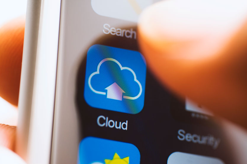 Nahaufnahme eines Smart-Phone mit einer App "Cloud"