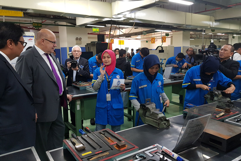 Federal Minister Altmaier visiting an Indonesian vocational school