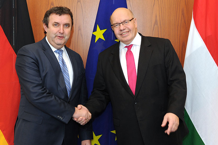 Federal Minister for Economic Affairs and Energy Minister Peter Altmaier (right) and the Hungarian Minister for Innovation and Technology László Palkovics (left).