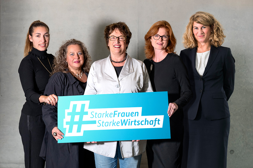 Federal Minister Brigitte Zypries and the wirter of the manifesto "Starke Frauen, starke Wirtschaft": Tijen Onaran, Sabine Gillessen, Isabel Rohner, Stephanie Bschorr