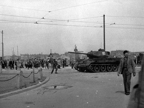 Les travailleurs de Berlin-Est entrent en grève le 16 juin 1953 pour protester contre l'augmentation des cadences de travail. Les manifestations se répandent dans tout Berlin-Est ; Source : Archives du Land de Berlin 