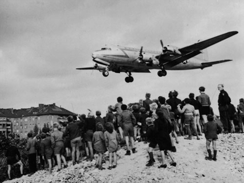Les britanniques et les américains organisent alors le plus grand pont aérien connu à ce jour et assurent avec leurs avions baptisés « Rosinenbomber » l'approvisionnement de la population de Berlin-Ouest ; Source : Archives du Land de Berlin 1948/49 