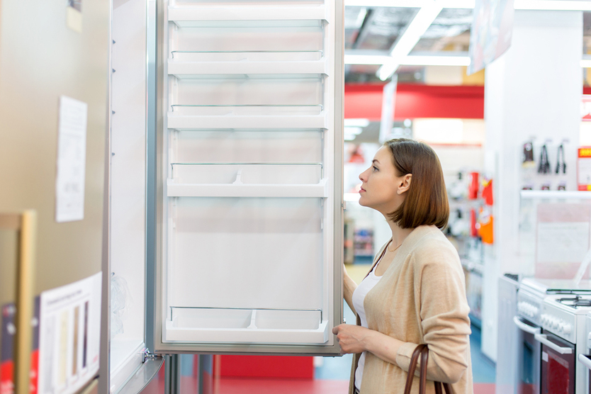 Consommateur considéré réfrigérateur - symbolisent plus de transparence pour les essais de produits ; Source : Fotolia.com/Niki Love
