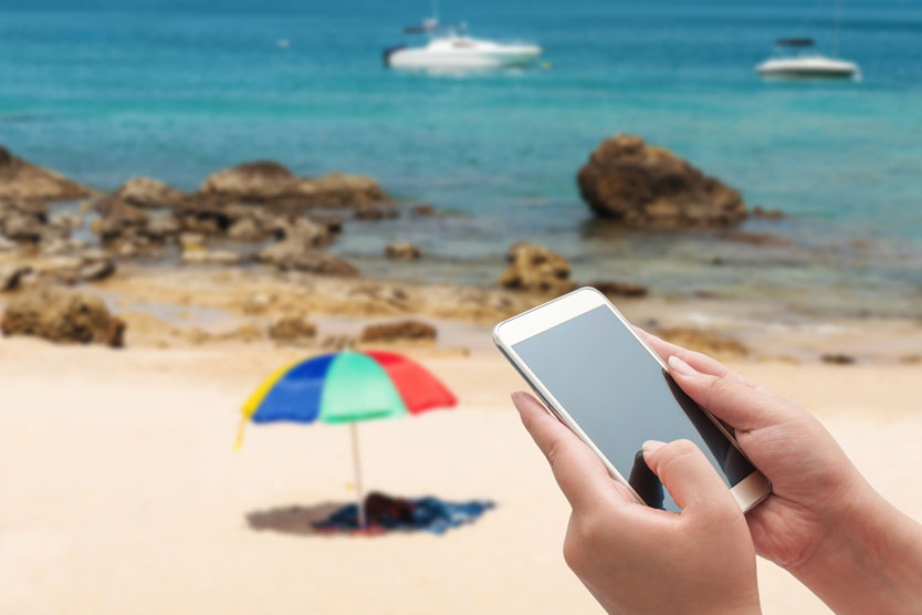  Les utilisateurs de téléphones intelligents sur la plage