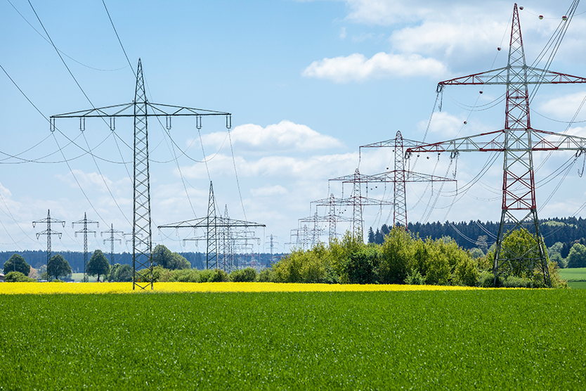 Poteaux électriques, réseau électrique sur le sujet de la réforme du marché de l'électricité ; source : BMWi/Holger Vonderlind