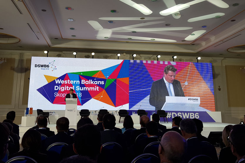 Le secrétaire d'État parlementaire Thomas Bareiß lors de l'ouverture du premier sommet du numérique pour les Balkans occidentaux à Scopie le 18 avril 2018.