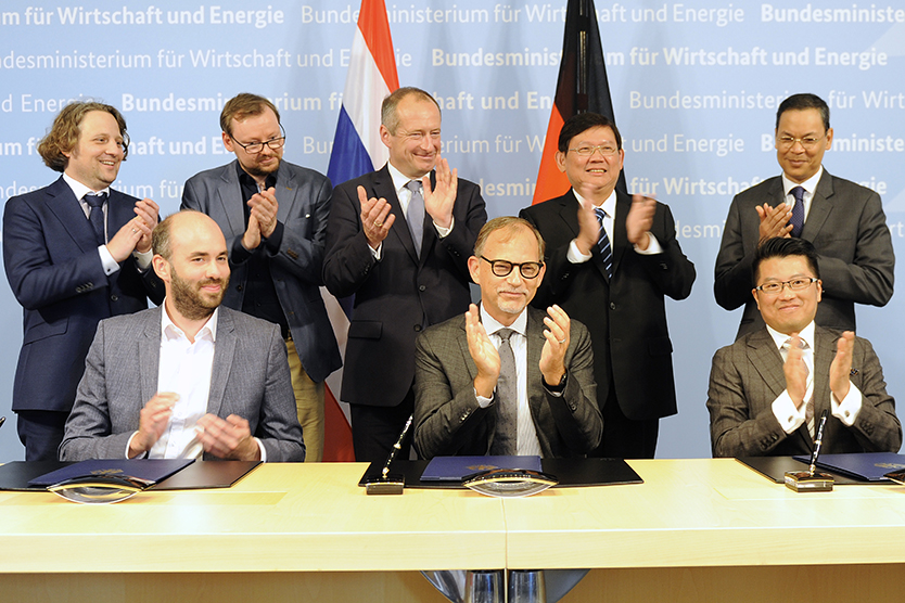 Le secrétaire d'État parlementaire Oliver Wittke (au milieu du 2e rang) et les autres signataires du protocole d'accord.