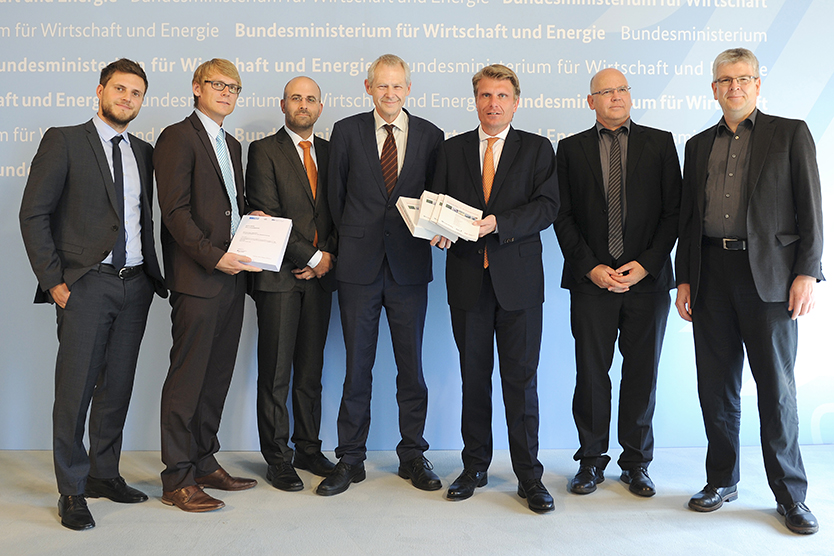 Le secrétaire d'État parlementaire Thomas Bareiß (3ème en partant de la droite) prend connaissance du rapport de résultats remis par des scientifiques de l'Institut Wuppertal et de l'Université technique de Munich.