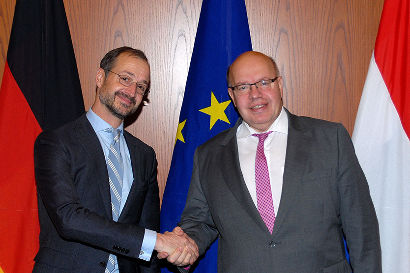 Peter Altmaier, ministre fédéral de l'Économie et de l'Énergie (à droite), et Eric Wiebes, ministre néerlandais des Affaires économiques et du Climat (à gauche)