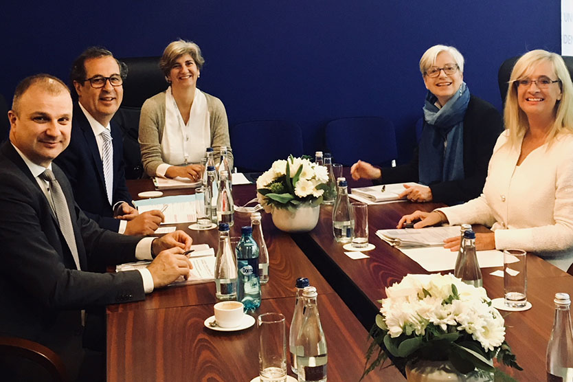 À l'occasion du conseil compétitivité informel, la secrétaire d'État Claudia Dörr-Voss parle avec ses homologues Aleš Cantarutti et Joao Correia du prochain trio de présidence composé de l'Allemagne, du Portugal et de la Slovénie. 
