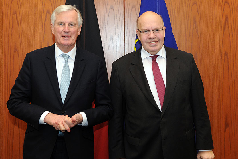Le ministre fédéral de l'Économie et de l'Énergie Peter Altmaier (à droite) et le négociateur en chef chargé de la conduite des négociations avec le Royaume-Uni sur la sortie de l'UE Michel Barnier (à gauche).